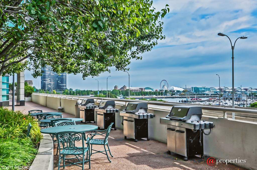 195 N Harbor Drive #1509 Chicago, Illinois 60601 - Grills and Viewing Deck