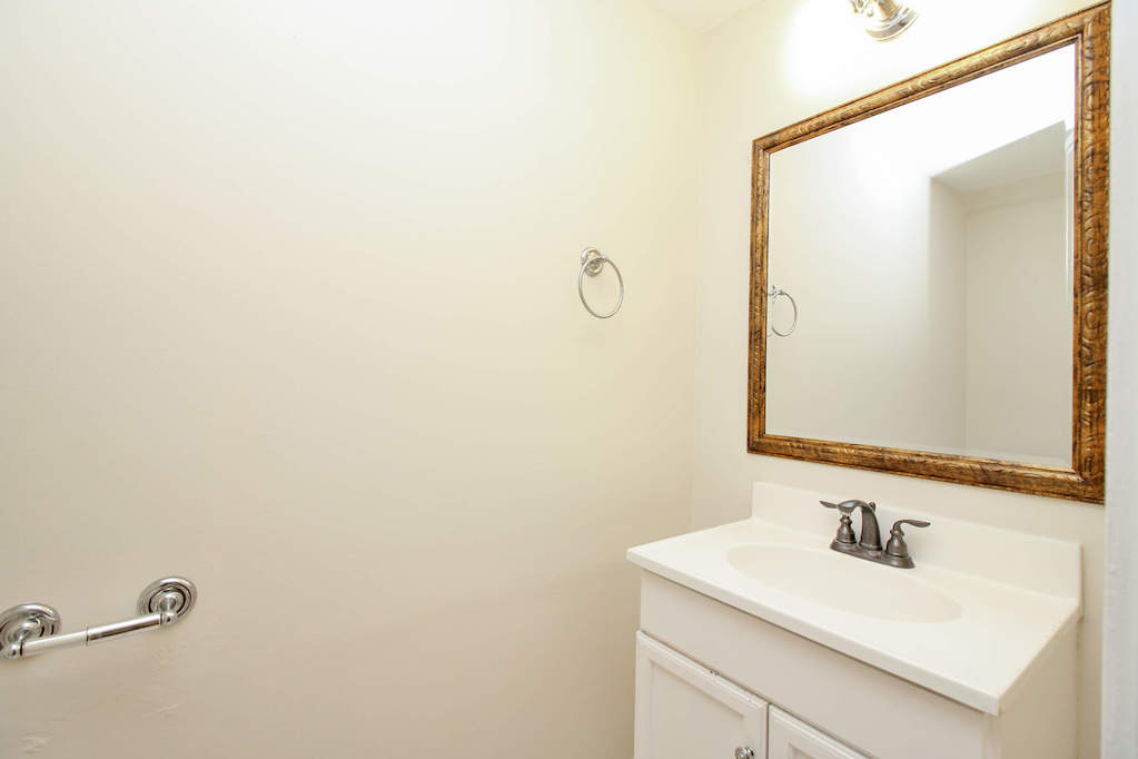 40 S Roselle Road Roselle, Illinois 60172 - Bathroom