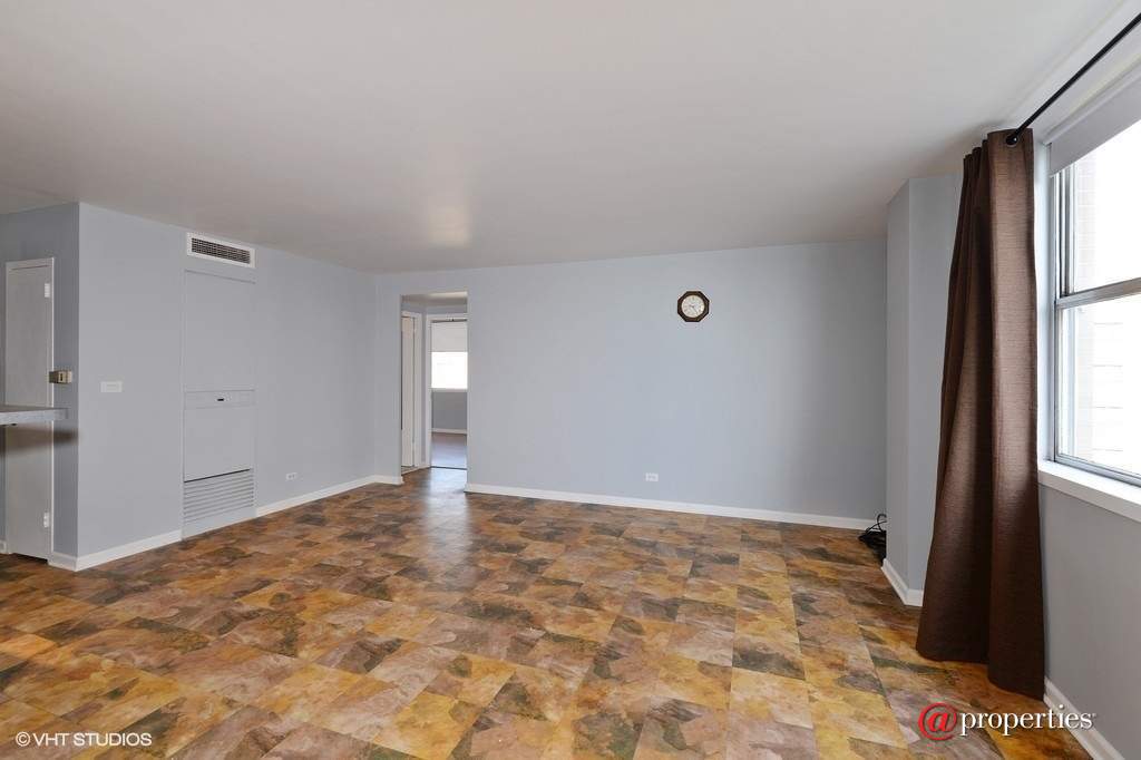 6301 N Sheridan Road #6B Chicago, Illinois 60660 - Living Room