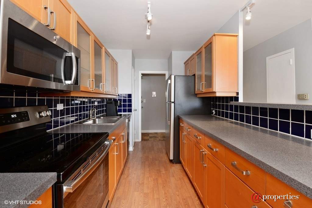 6301 N Sheridan Road #6B Chicago, Illinois 60660 - Kitchen