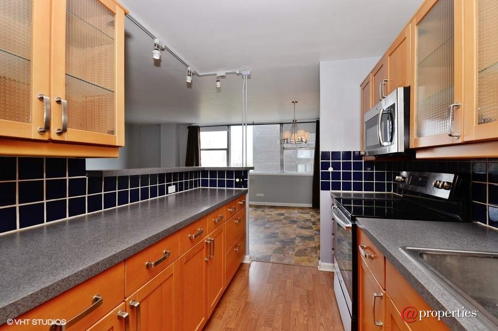 6301 N Sheridan Road #6B Chicago, Illinois 60660 - Kitchen