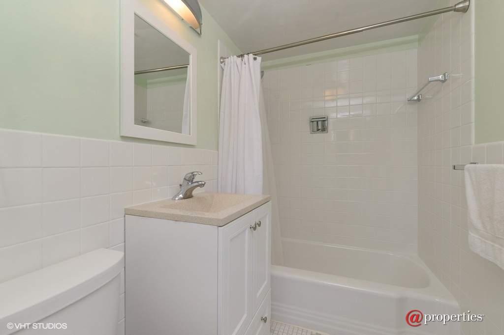 6301 N Sheridan Road #6B Chicago, Illinois 60660 - Bathroom