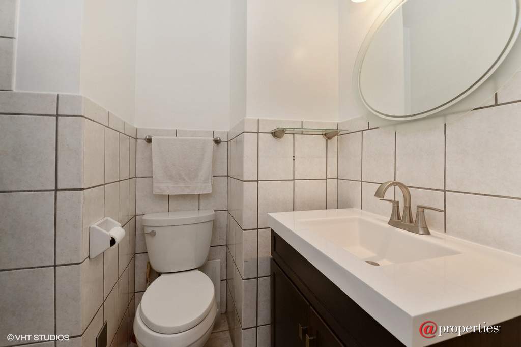 6301 N Sheridan Road #6B Chicago, Illinois 60660 - 2nd Bathroom