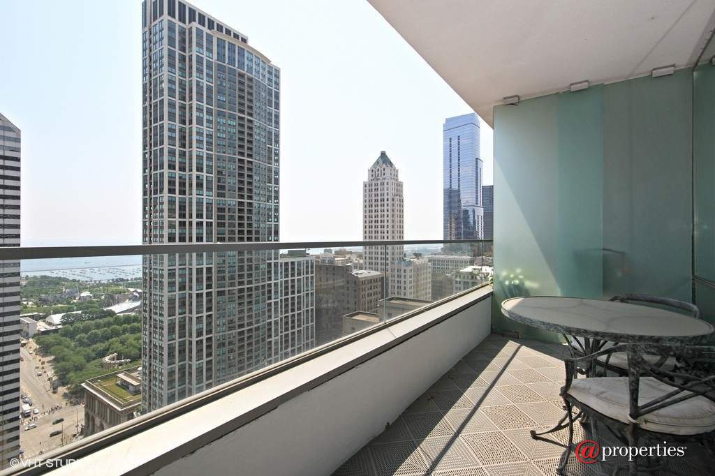 8 E Randolph Street #2802 Chicago, Illinois 60601 - Deck