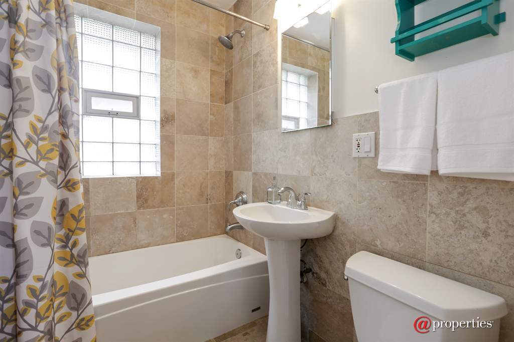 3709 W Altgeld Street #1 Chicago, Illinois 60647 - Bathroom