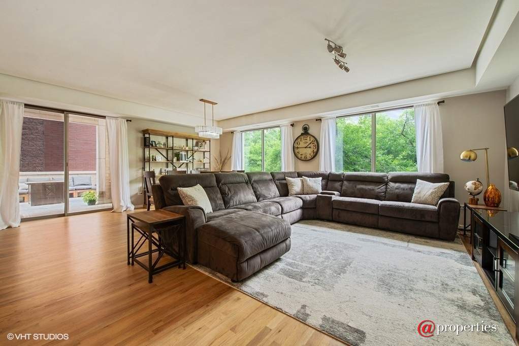 1422 N La Salle Drive #203 Chicago, Illinois 60610 - Living Room