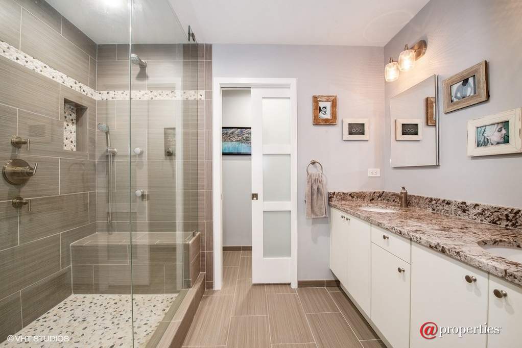 1422 N La Salle Drive #203 Chicago, Illinois 60610 - Master Bathroom