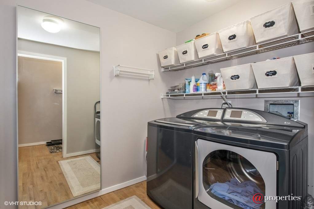 1422 N La Salle Drive #203 Chicago, Illinois 60610 - Laundry Room