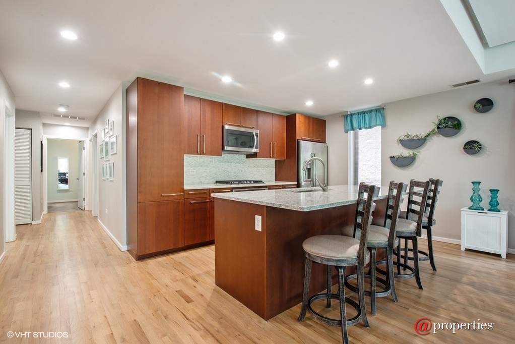 1422 N La Salle Drive #203 Chicago, Illinois 60610 - Kitchen