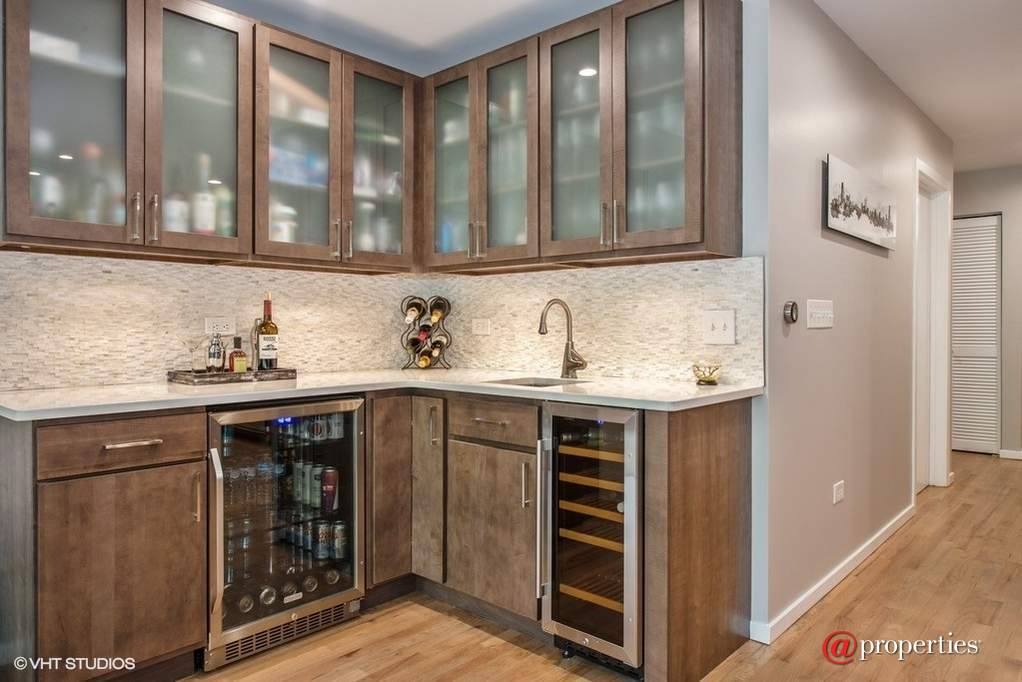 1422 N La Salle Drive #203 Chicago, Illinois 60610 - Bar