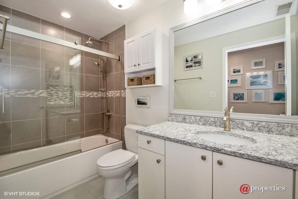 1422 N La Salle Drive #203 Chicago, Illinois 60610 - 2nd Bathroom