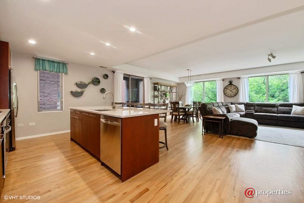 1422 N La Salle Drive #203 Chicago, Illinois 60610 - Kitchen / Living Room