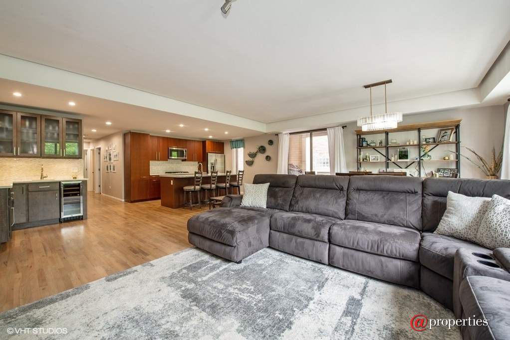 1422 N La Salle Drive #203 Chicago, Illinois 60610 - Kitchen/Living