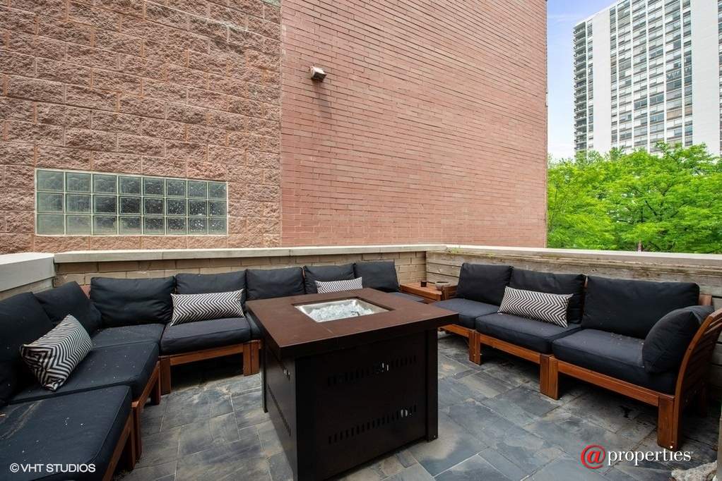 1422 N La Salle Drive #203 Chicago, Illinois 60610 - Balcony