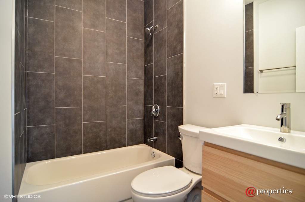 2835 N Avers Avenue Chicago, Illinois 60618 - 3rd Bathroom