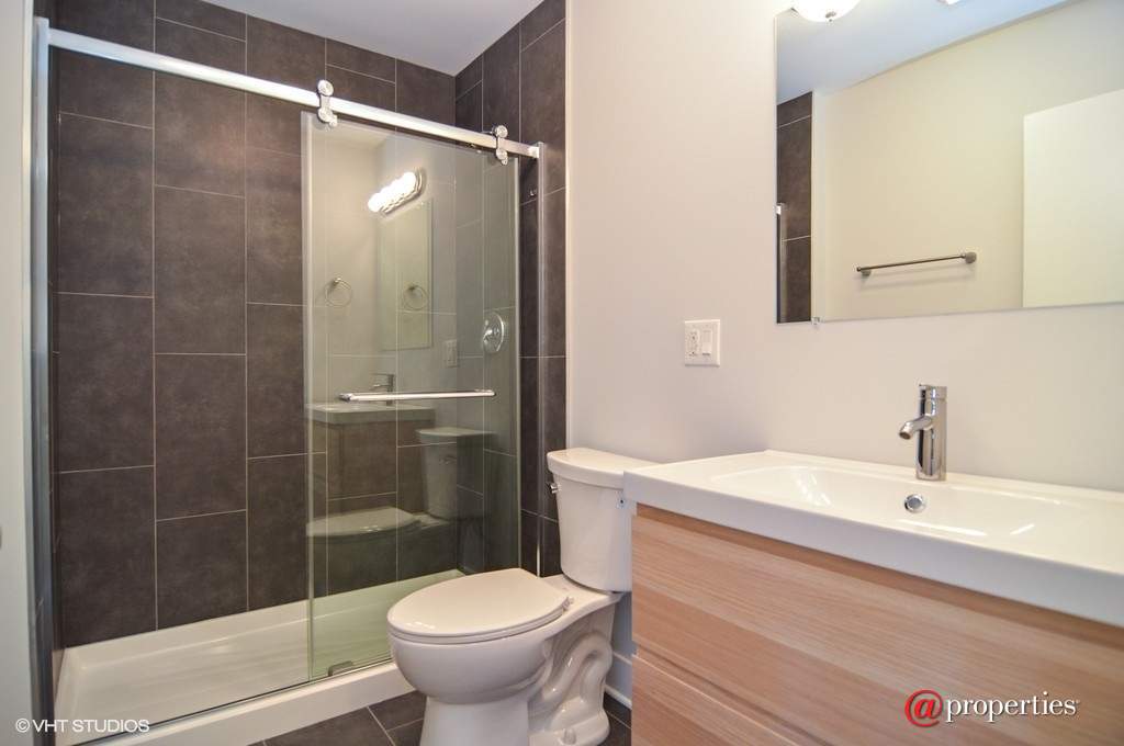 2835 N Avers Avenue Chicago, Illinois 60618 - 4th Bathroom