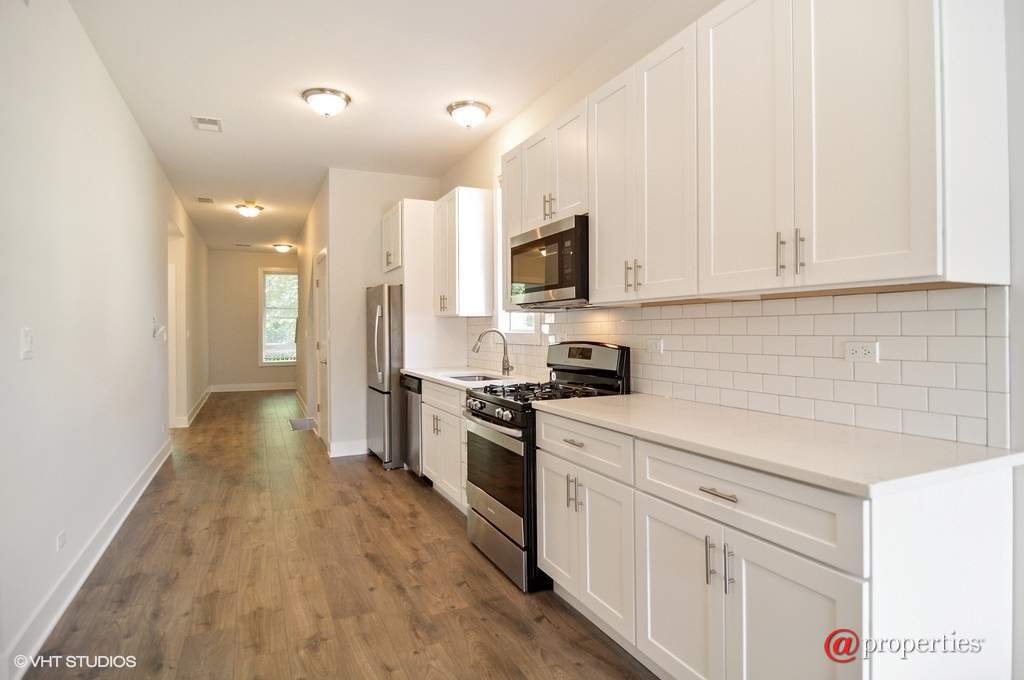 2835 N Avers Avenue Chicago, Illinois 60618 - Kitchen