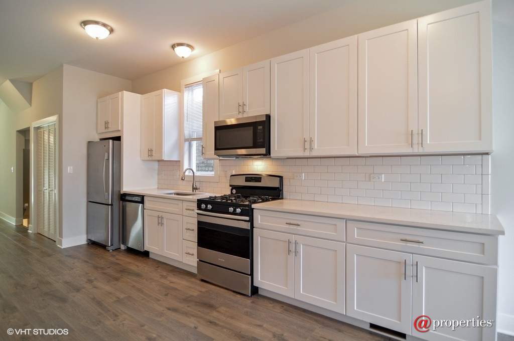 2835 N Avers Avenue Chicago, Illinois 60618 - Kitchen