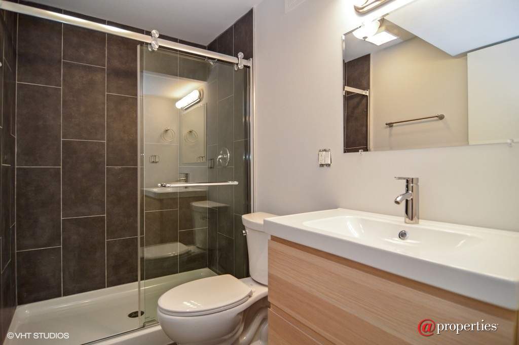2835 N Avers Avenue Chicago, Illinois 60618 - Bathroom