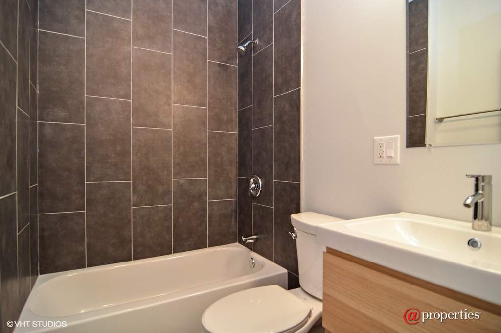 2835 N Avers Avenue Chicago, Illinois 60618 - 2nd Bathroom