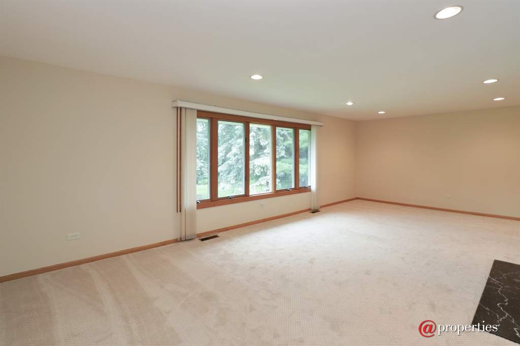 1255 Benson Lane Green Oaks, Illinois 60048 - Lovely Great Room