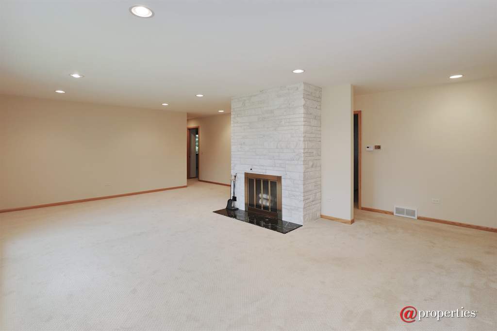1255 Benson Lane Green Oaks, Illinois 60048 - Nice floor plan with 4 bedrooms