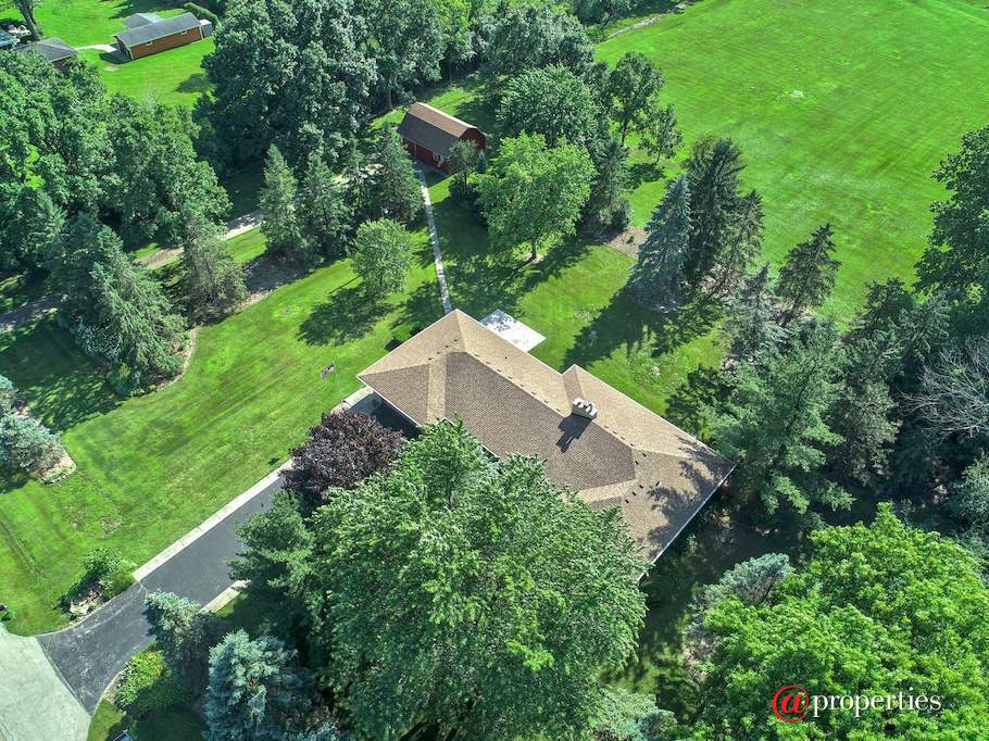 1255 Benson Lane Green Oaks, Illinois 60048 - Room for Sports and Hobbies