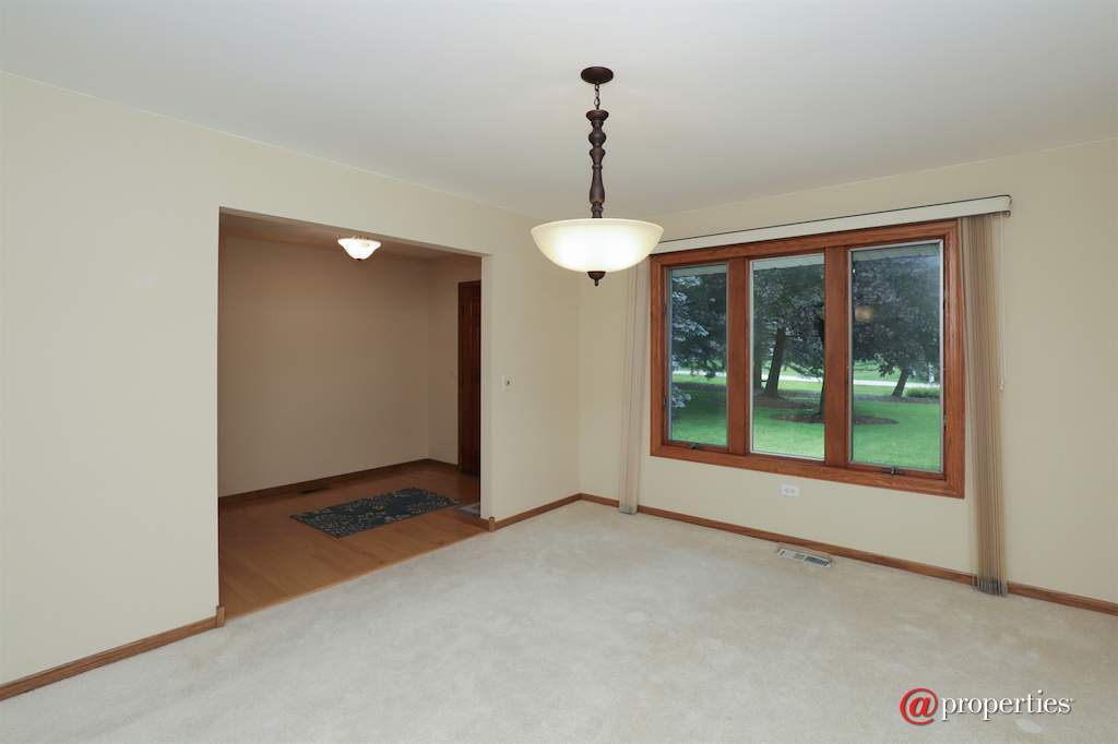 1255 Benson Lane Green Oaks, Illinois 60048 - Dine in elegance