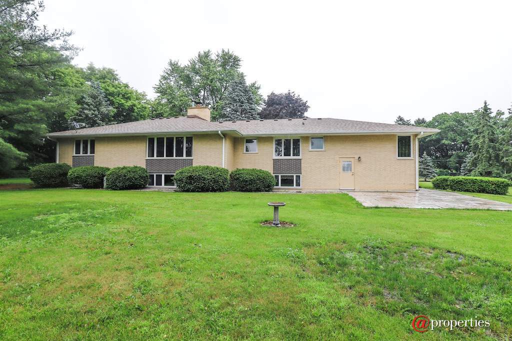 1255 Benson Lane Green Oaks, Illinois 60048 - Handsome custom built all brick exterior