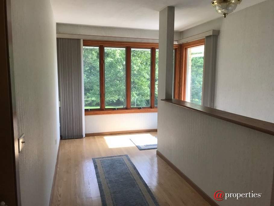 1255 Benson Lane Green Oaks, Illinois 60048 - Convenient entrance from garage to kitchen and Low