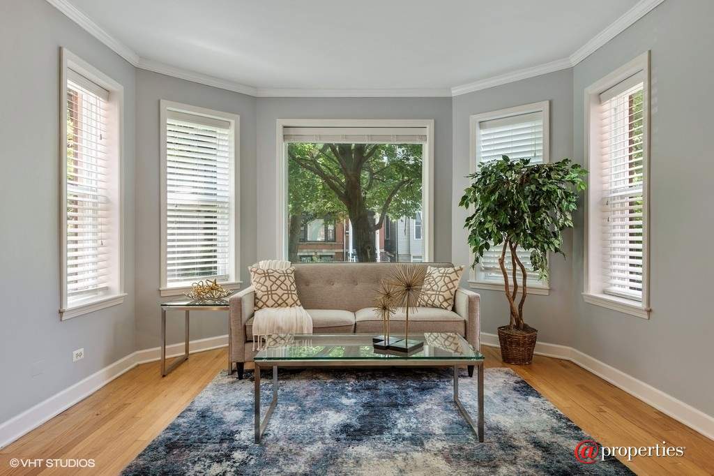1034 W Oakdale Avenue #1 Chicago, Illinois 60657 - Living Room