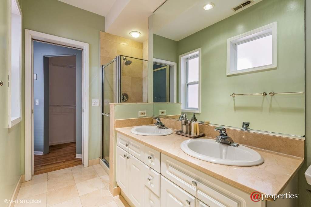 1034 W Oakdale Avenue #1 Chicago, Illinois 60657 - Master Bathroom
