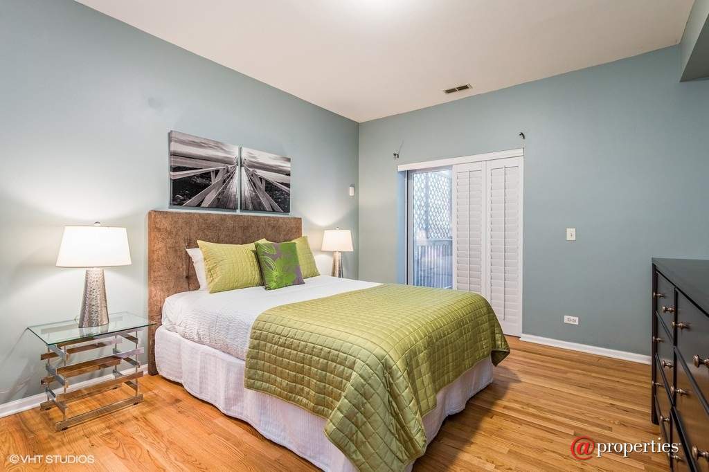 1034 W Oakdale Avenue #1 Chicago, Illinois 60657 - Master Bedroom