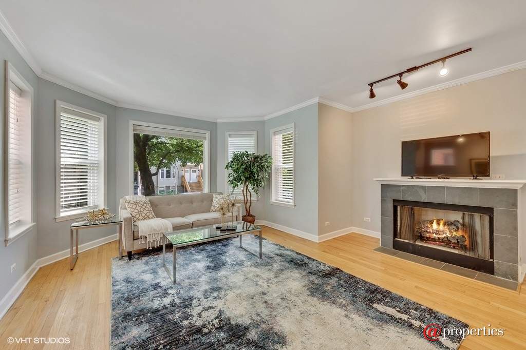 1034 W Oakdale Avenue #1 Chicago, Illinois 60657 - Living Room