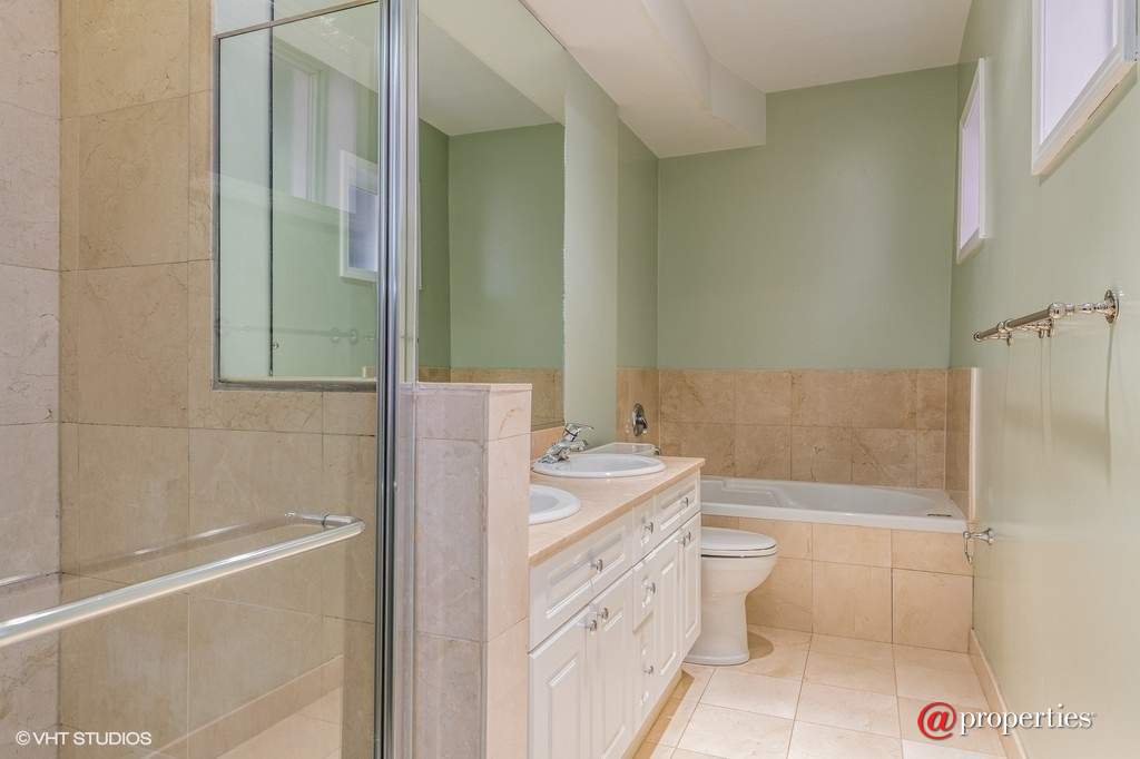 1034 W Oakdale Avenue #1 Chicago, Illinois 60657 - Master Bathroom