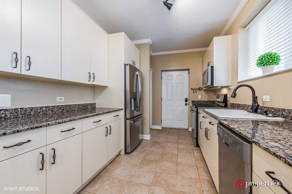 1034 W Oakdale Avenue #1 Chicago, Illinois 60657 - Kitchen
