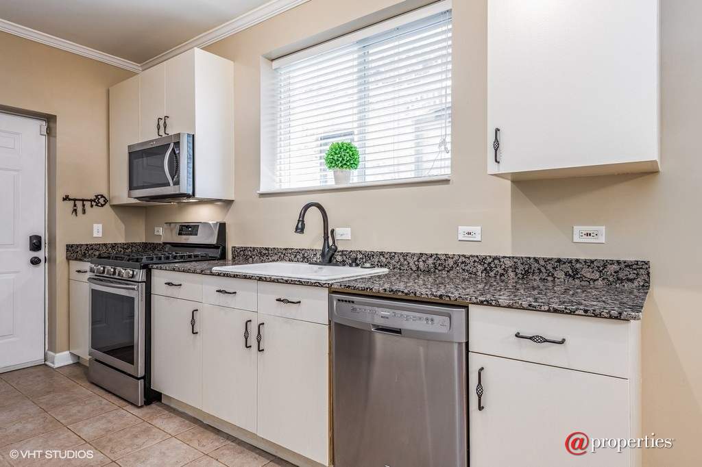 1034 W Oakdale Avenue #1 Chicago, Illinois 60657 - Kitchen
