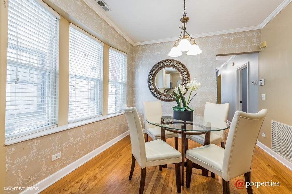 1034 W Oakdale Avenue #1 Chicago, Illinois 60657 - Dining Room