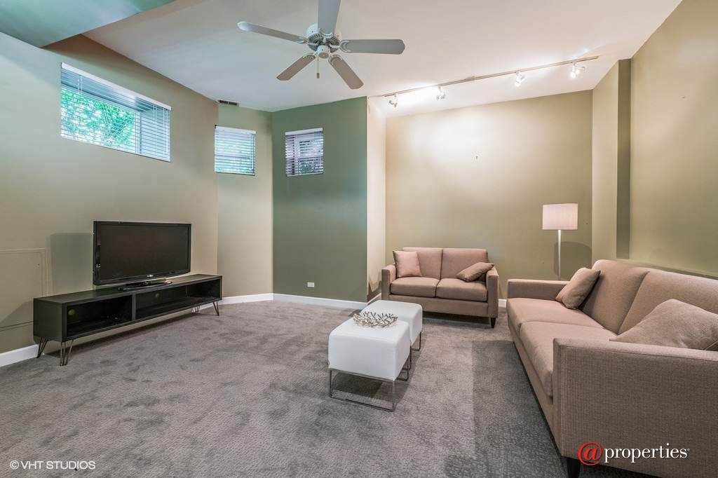 1034 W Oakdale Avenue #1 Chicago, Illinois 60657 - Family Room