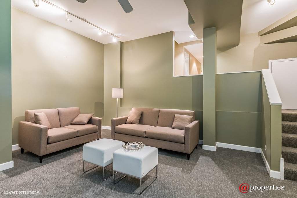 1034 W Oakdale Avenue #1 Chicago, Illinois 60657 - Family Room