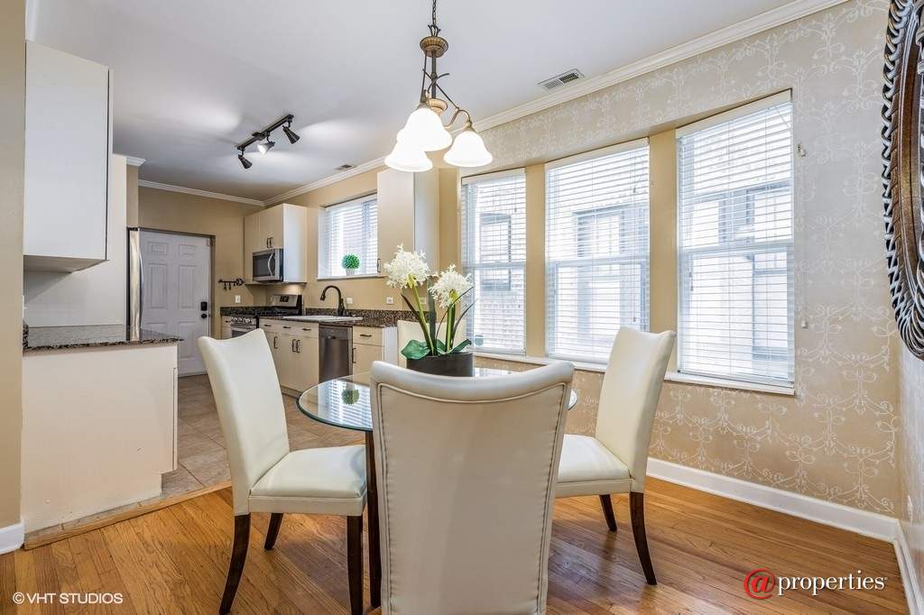 1034 W Oakdale Avenue #1 Chicago, Illinois 60657 - Dining Area
