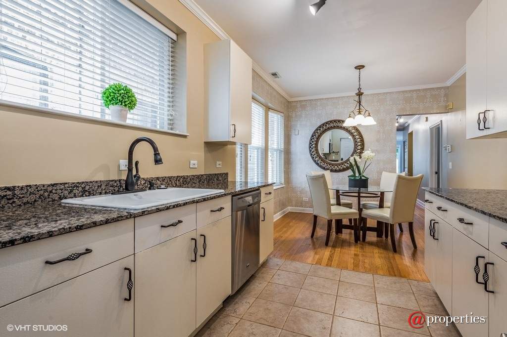 1034 W Oakdale Avenue #1 Chicago, Illinois 60657 - Kitchen