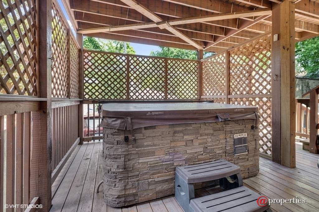1034 W Oakdale Avenue #1 Chicago, Illinois 60657 - Deck