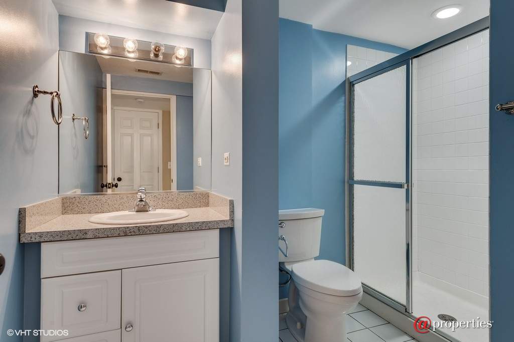 1034 W Oakdale Avenue #1 Chicago, Illinois 60657 - Bathroom