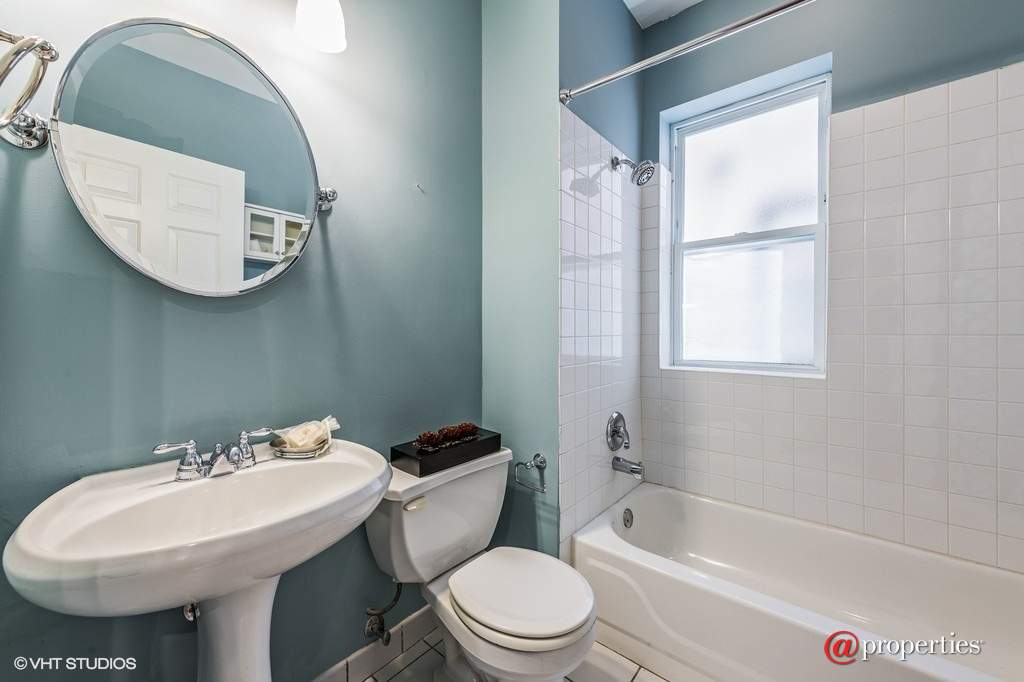1034 W Oakdale Avenue #1 Chicago, Illinois 60657 - 2nd Bathroom
