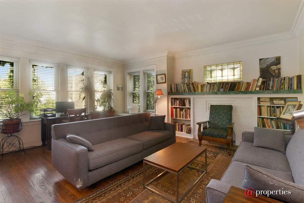 6649 N Rockwell Street Chicago, Illinois 60645 - Living Room