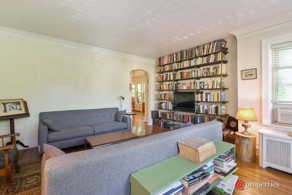 6649 N Rockwell Street Chicago, Illinois 60645 - Living Room