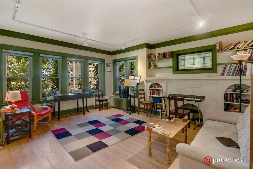 6649 N Rockwell Street Chicago, Illinois 60645 - Living Room