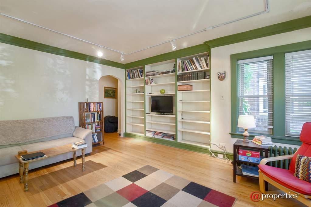 6649 N Rockwell Street Chicago, Illinois 60645 - Living Room