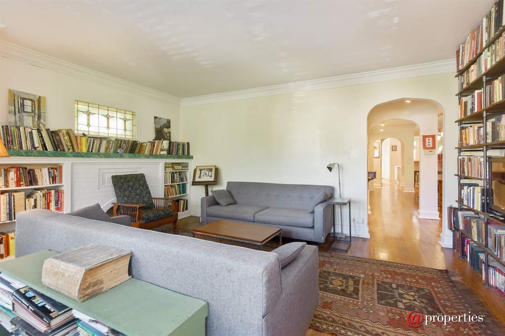 6649 N Rockwell Street Chicago, Illinois 60645 - Living Room